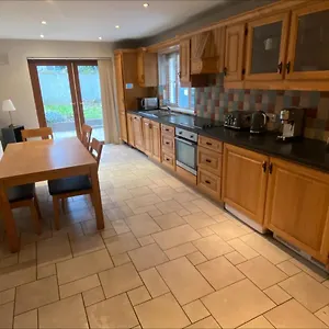  Holiday home Cosy 4 Bedroom House With Rear Garden Patio